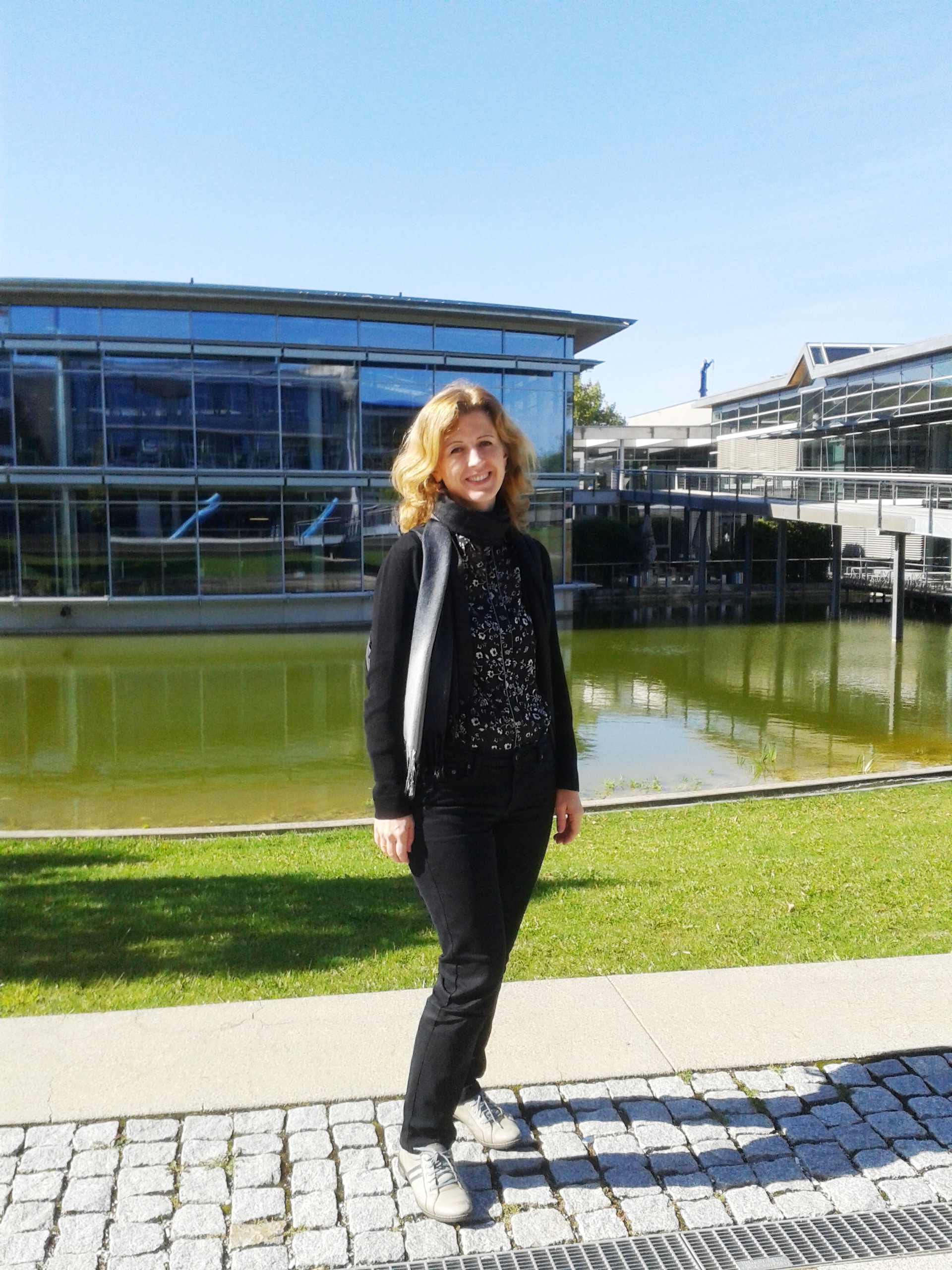 на території студмістечка перед будівлею бібліотеки